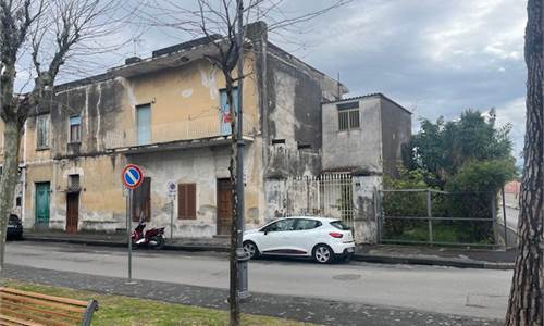 Intero stabile con giardino