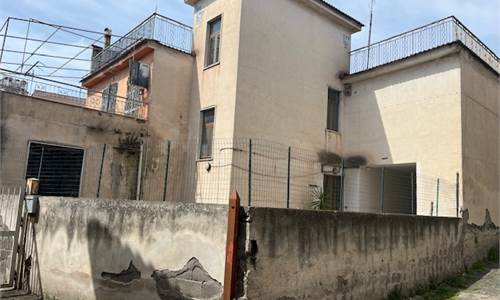 Intero stabile appartamento negozio